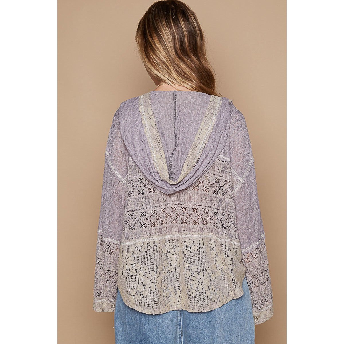 Sudadera con capucha y botones de mezcla de encaje de corte relajado en color carbón