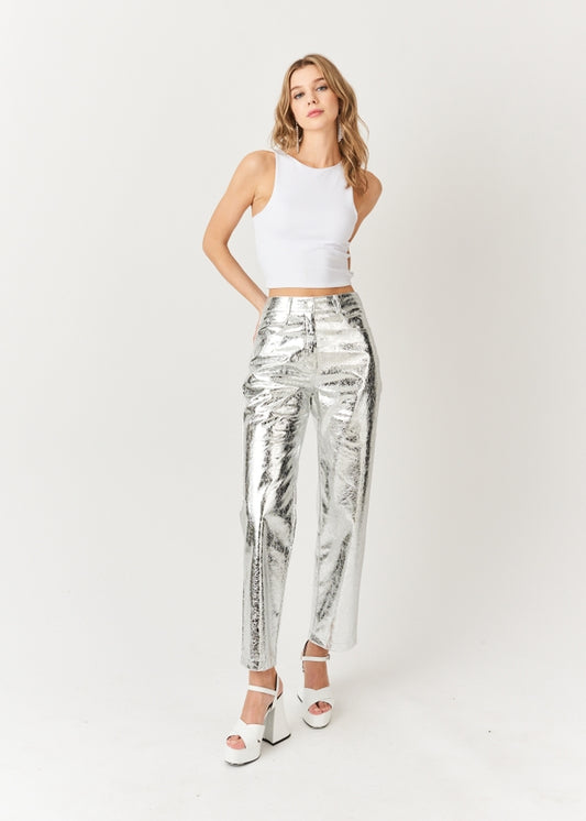 Pantalones de cuero sintético con textura metalizada y cintura alta Lupe de Amy Lynn en color plateado
