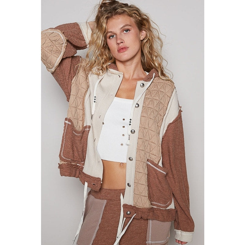 Veste-chemise à capuche boutonnée en tissu coupé-cousu avoine et chocolat