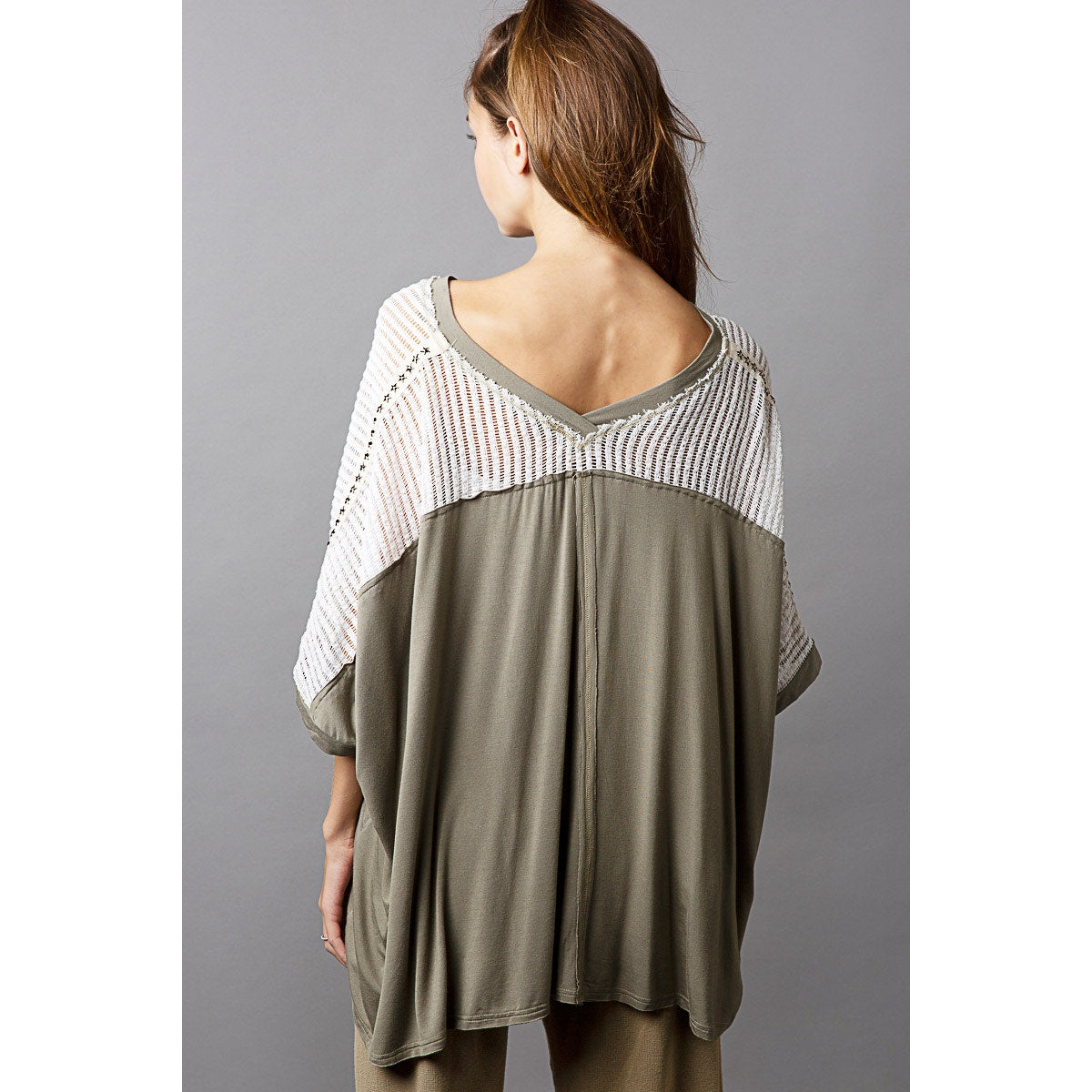 Top extragrande con escote en V, encaje de crochet y tachuelas en contraste, color oliva