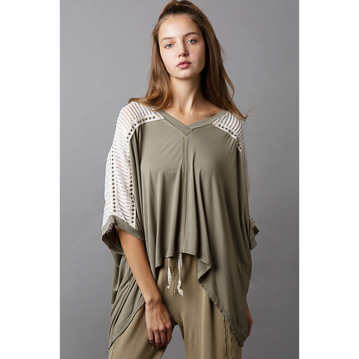 Top extragrande con escote en V, encaje de crochet y tachuelas en contraste, color oliva