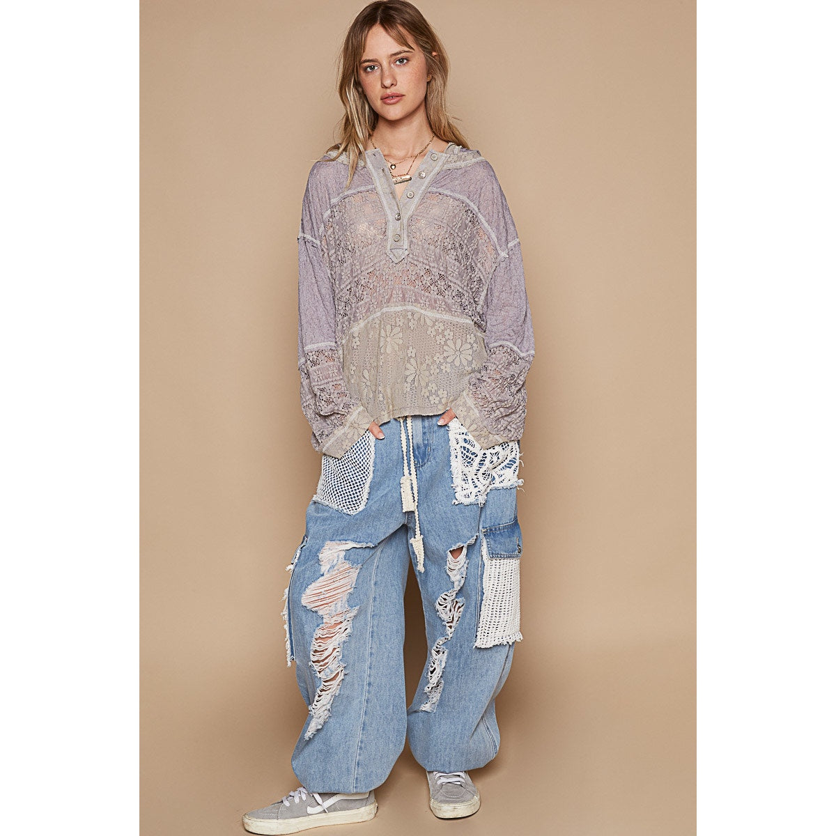 Sudadera con capucha y botones de mezcla de encaje de corte relajado en color carbón