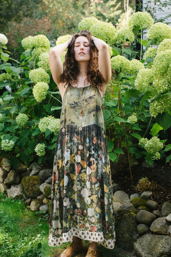Vestido lencero bohemio con abejas "Sueño con flores"