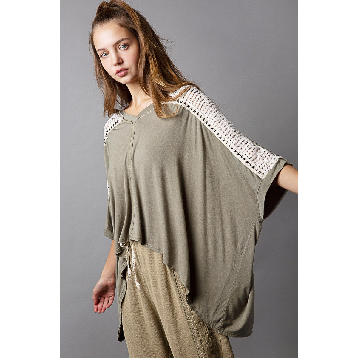 Top extragrande con escote en V, encaje de crochet y tachuelas en contraste, color oliva
