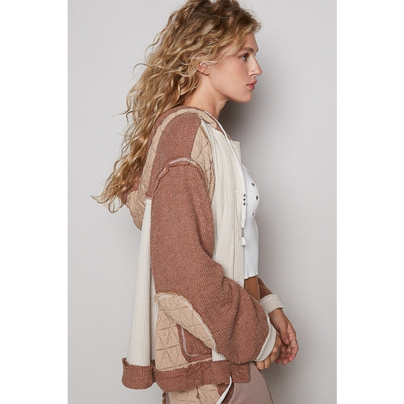 Veste-chemise à capuche boutonnée en tissu coupé-cousu avoine et chocolat