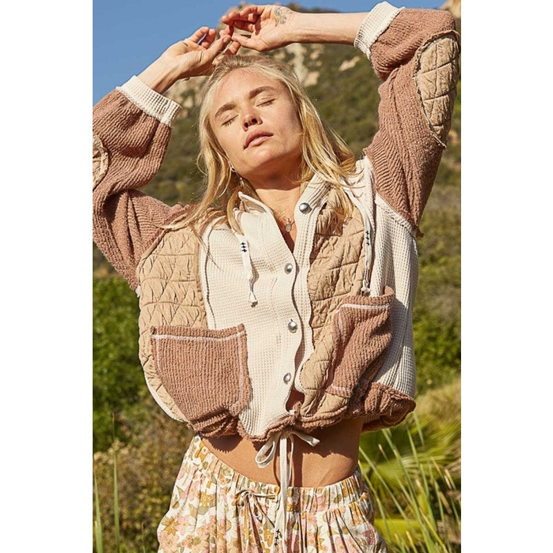 Veste-chemise à capuche boutonnée en tissu coupé-cousu avoine et chocolat