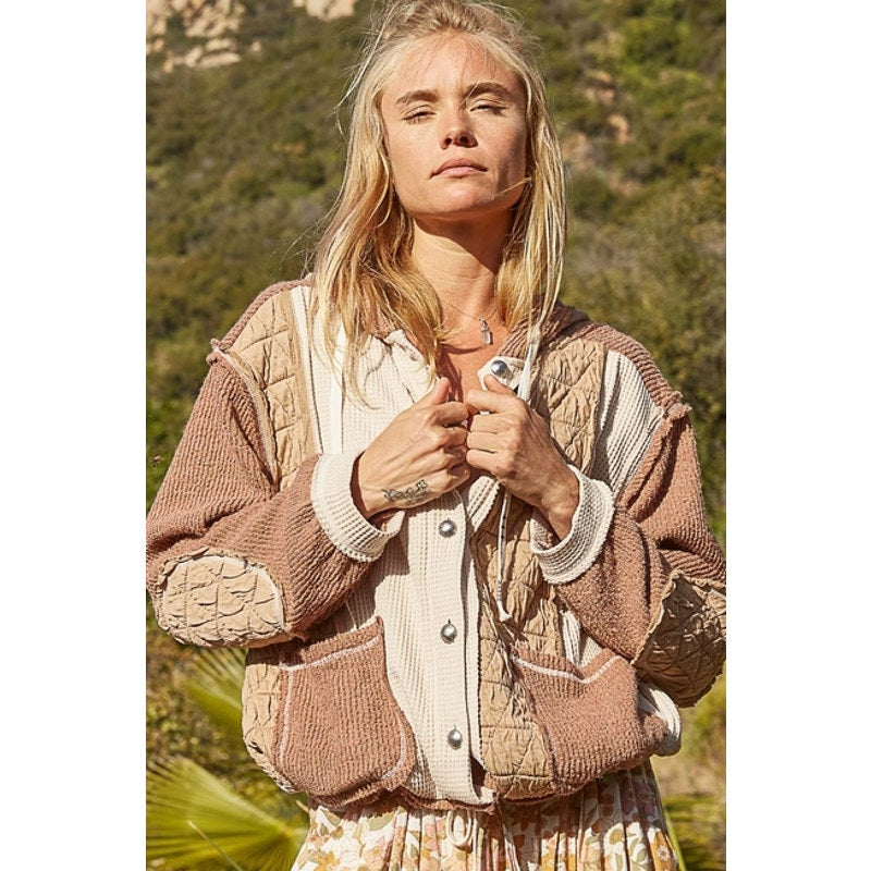 Veste-chemise à capuche boutonnée en tissu coupé-cousu avoine et chocolat