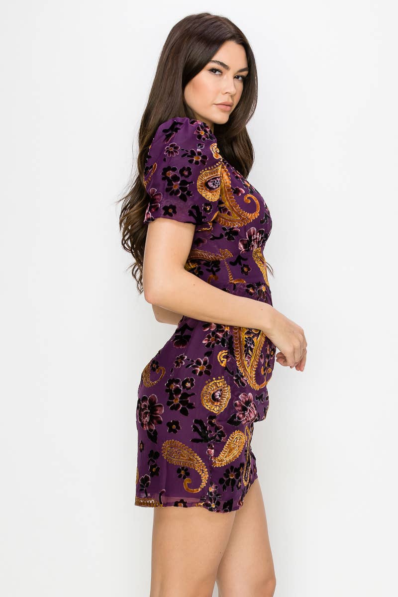 Vestido corto de terciopelo Goya con mangas abullonadas y efecto desgastado de Adelyn Rae