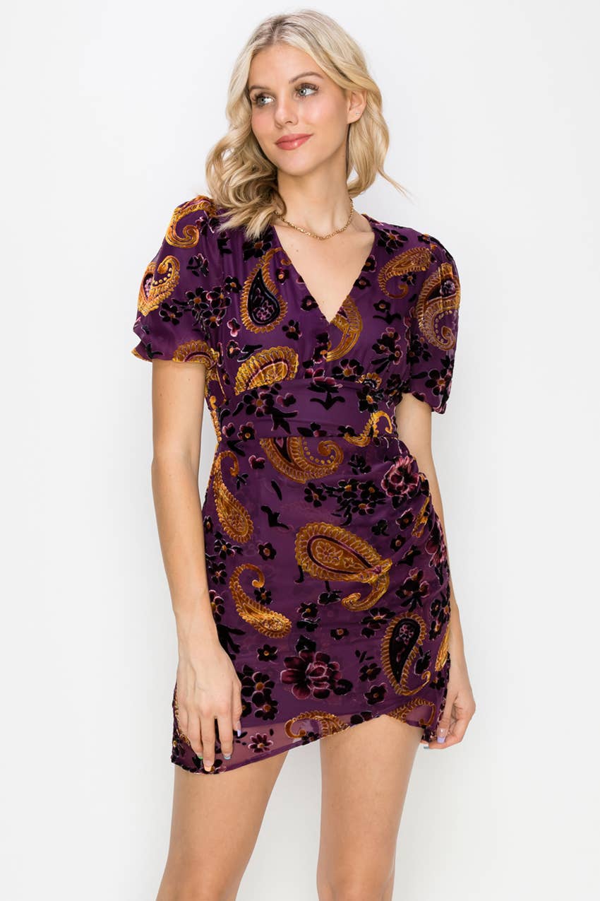 Vestido corto de terciopelo Goya con mangas abullonadas y efecto desgastado de Adelyn Rae