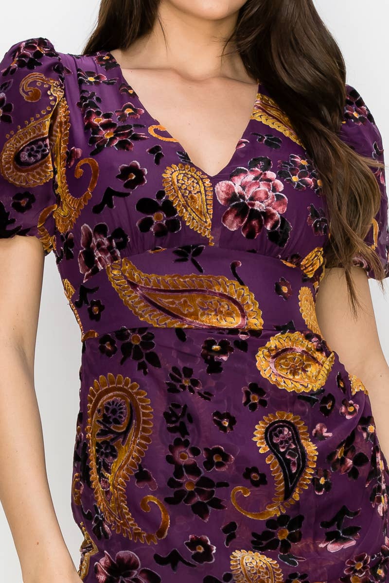 Vestido corto de terciopelo Goya con mangas abullonadas y efecto desgastado de Adelyn Rae