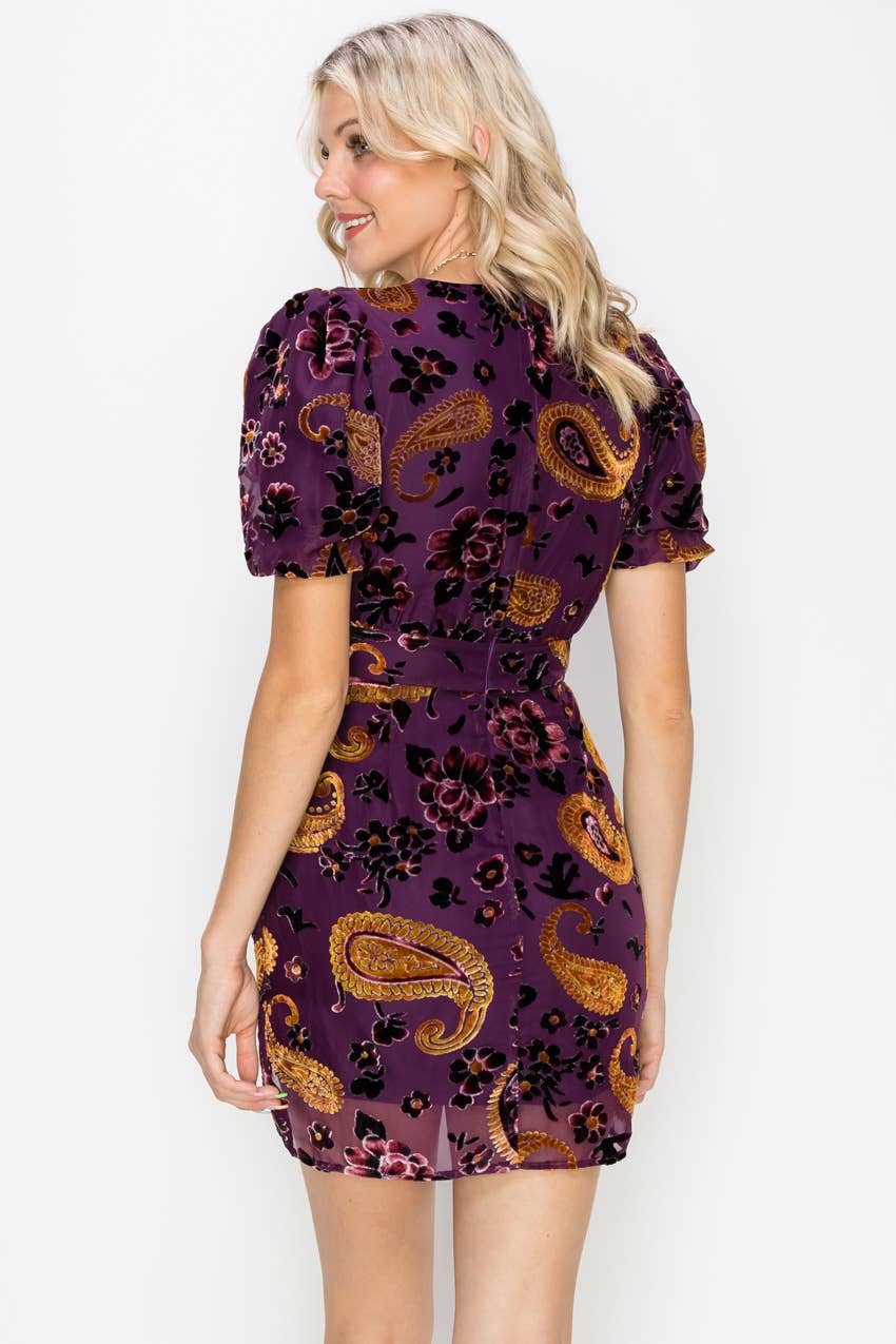 Vestido corto de terciopelo Goya con mangas abullonadas y efecto desgastado de Adelyn Rae