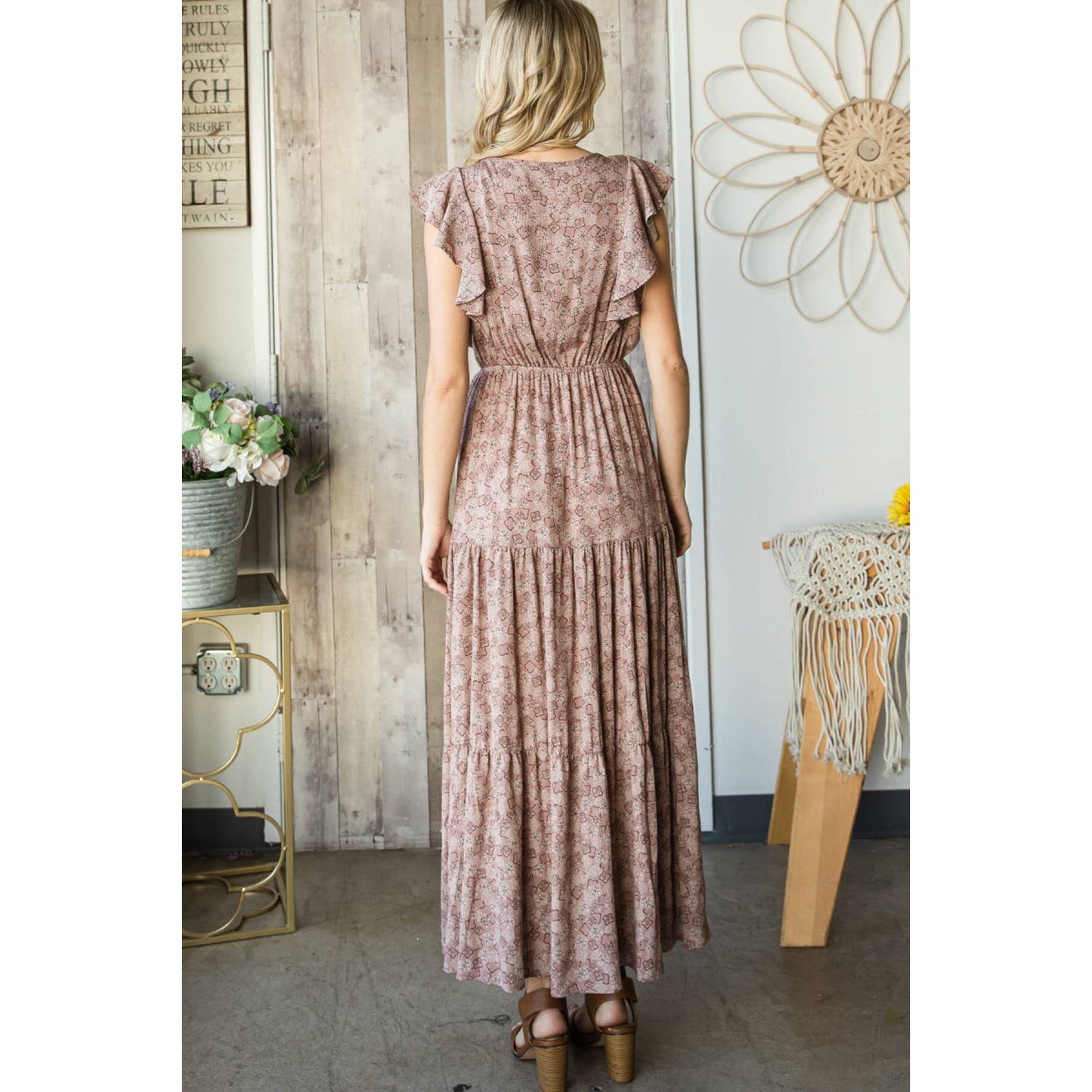 Robe longue abstraite à manches volantées